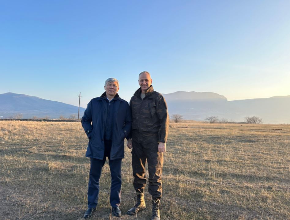 Qırğızıstanlı   səfirin   Ağdamda səmimi görüntüləri: Bulaqdan su içdi,şəhidlərin ruhuna dualar  oxudu   (FOTOLAR)