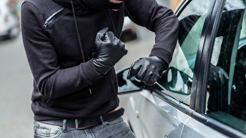 Bakıda avtomobildən 6500 manat oğurlandı