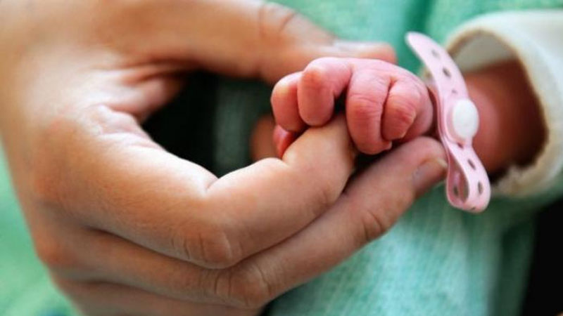 Əmək Məcəlləsinə dəyişiklik: atalara ödənişli doğum məzuniyyəti veriləcək