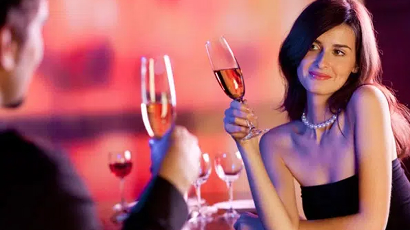 Alim: Qadınlar kişilərlə eyni miqdarda şərab içə bilməz