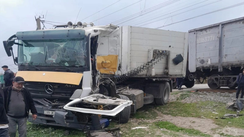 Şabranda evakuatorla qatar toqquşdu - Sürücü ağır yaralandı (FOTO)