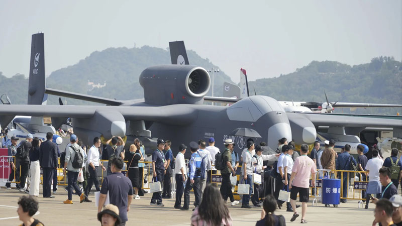 Çin ilk dəfə nəhəng drondaşıyan platformanı havaya qaldırdı