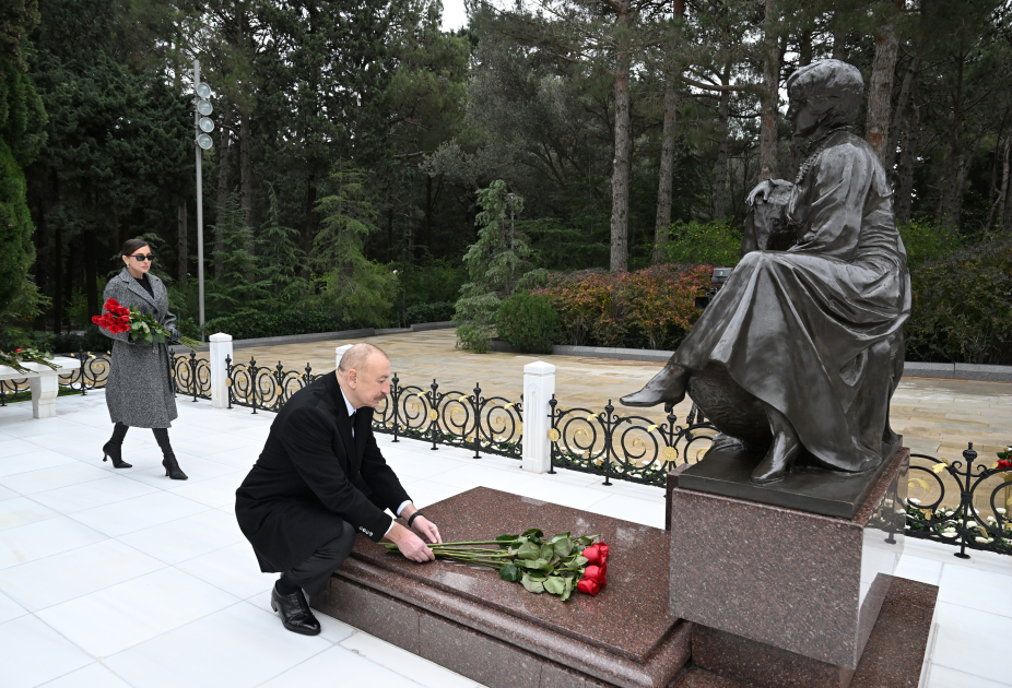 Prezident və birinci xanım Heydər Əliyevin məzarını ziyarət etdi (YENİLƏNİB)