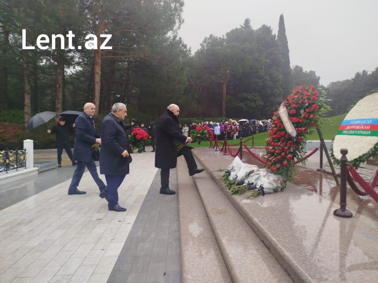 Zakir Qaralovla Rüstəm Usubov Fəxri Xiyabanda (FOTO)
