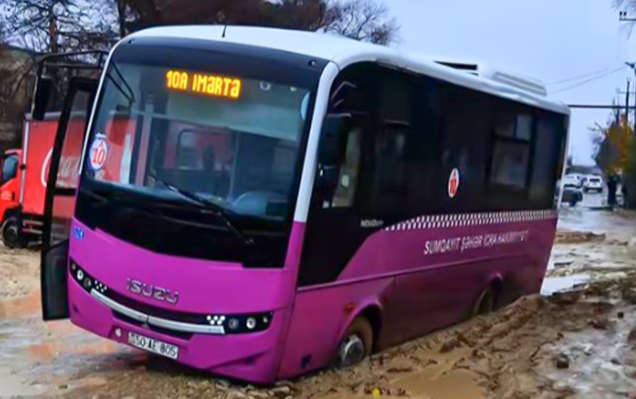 Sumqayıtda avtobus palçıqlı yolda batdı (VİDEO)