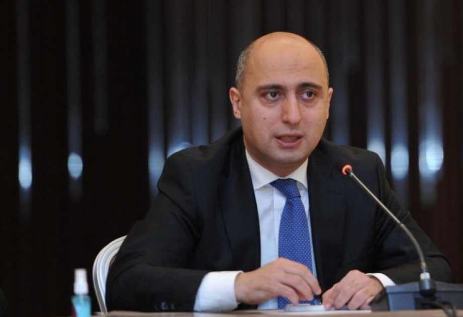 Emin Əmrullayev: Məktəbli çantalarını yükləyən tərəf nazirlik deyil