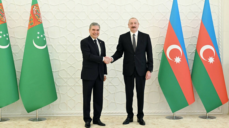 İlham Əliyev Qurbanqulu Berdiməhəmmədova zəng etdi