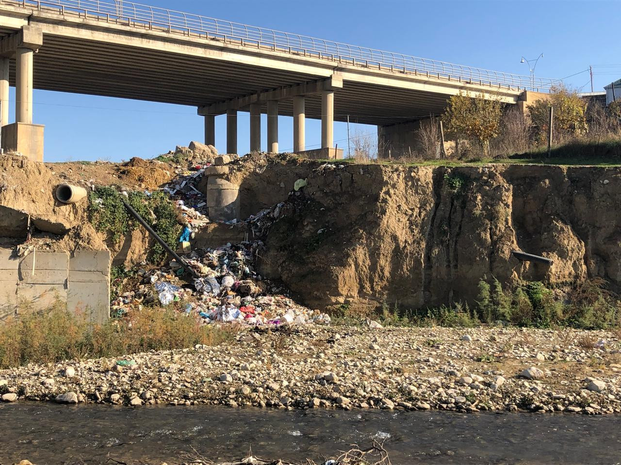 Şabranda sürüşmələr bir neçə tikilini dağıdıb (FOTO)