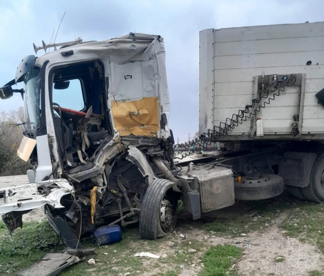 Şabranda evakuatorla qatar toqquşdu - Sürücü ağır yaralandı (FOTO)