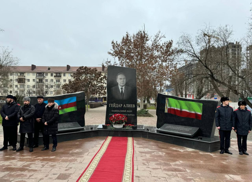 Qroznıda AZAL-ın təyyarə qəzası qurbanlarının xatirə lövhəsi açılıb (FOTOLAR)