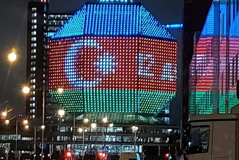 Belarusun Milli Kitabxanası Azərbaycan bayrağının rənglərinə boyandı