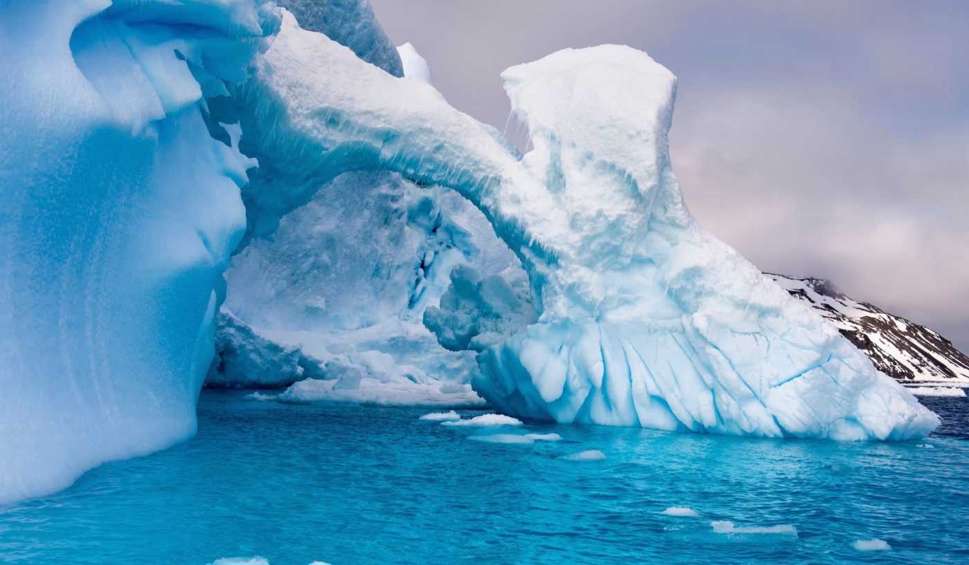 İsti su Antarktidaya çatıb və artıq buzlaqları 