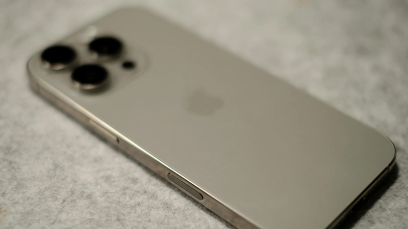 Telefon mağazasından 1800 manatlıq 