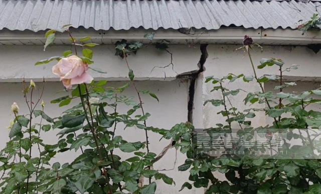 Şabran körpüsünün ətrafındakı bəzi evlər qəzalı vəziyyətə düşüb (FOTO)