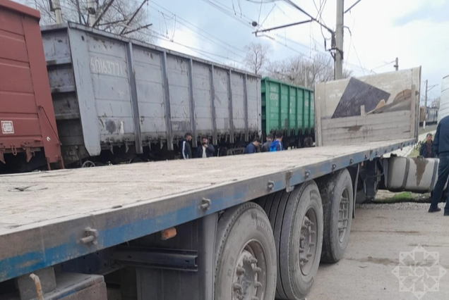 Şabranda evakuatorla qatar toqquşdu - Sürücü ağır yaralandı (FOTO)