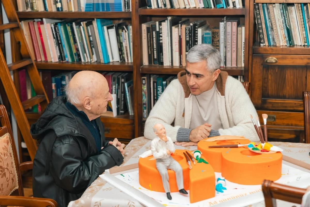 Anar Ələkbərov Ömər Eldarovu evində ziyarət etdi (FOTO)