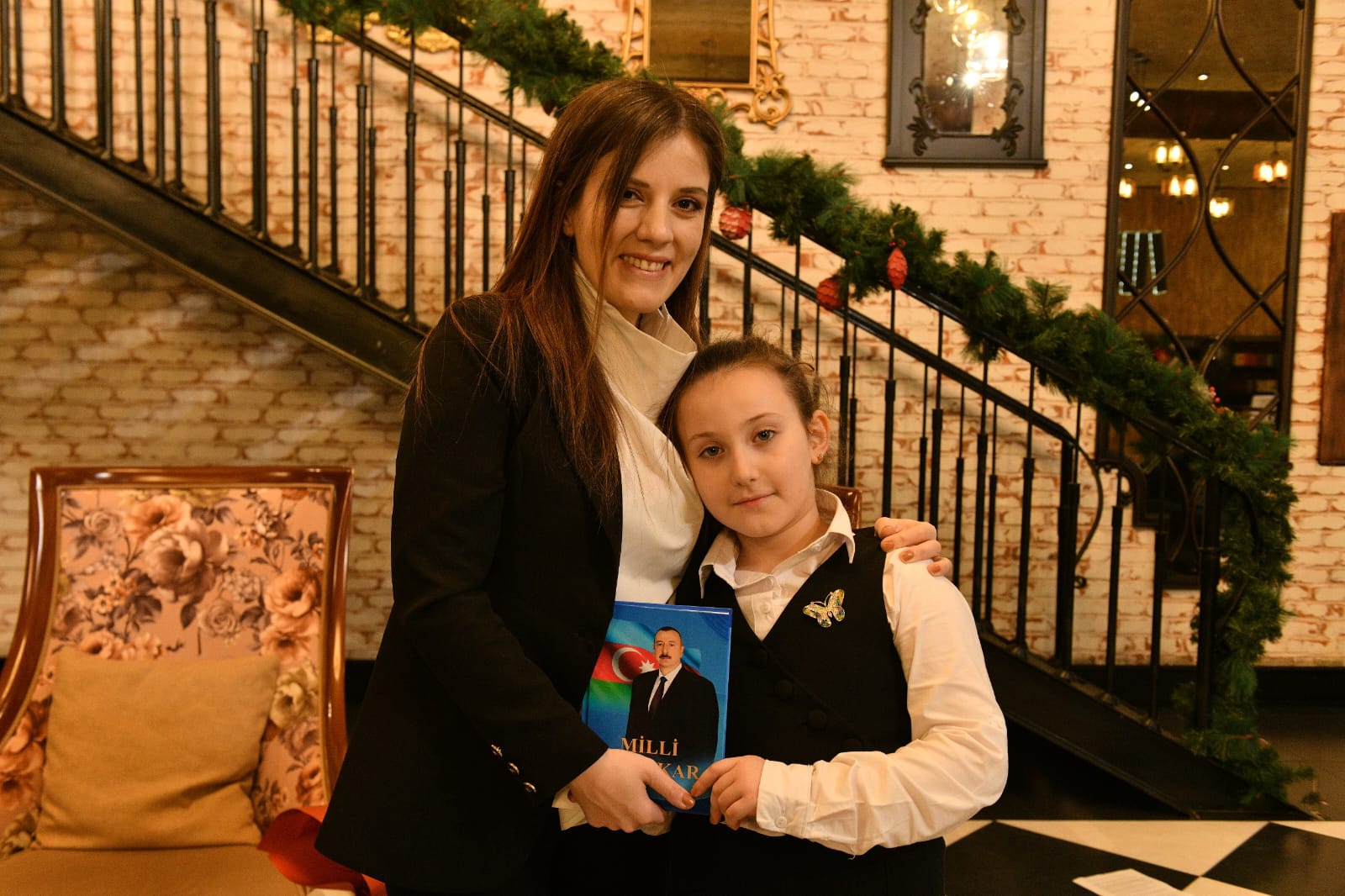 Gülər Coşqunsoyun Prezidentə həsr olunmuş kitablarının təqdimatı keçirildi (FOTO)