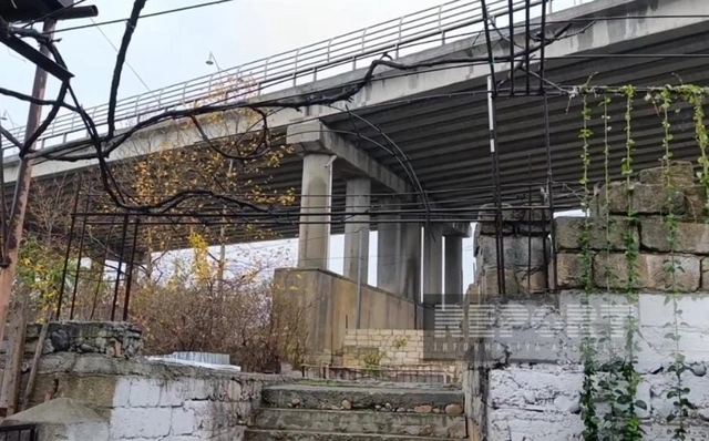 Şabran körpüsünün ətrafındakı bəzi evlər qəzalı vəziyyətə düşüb (FOTO)