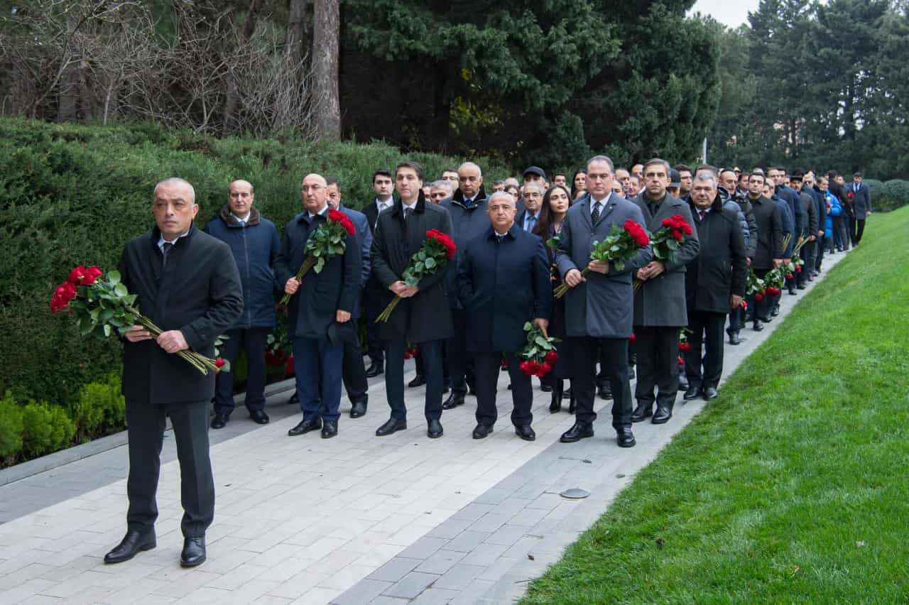 ADSEA kollektivi Fəxri xiyabanda Heydər Əliyevin xatirəsini andı (FOTO)