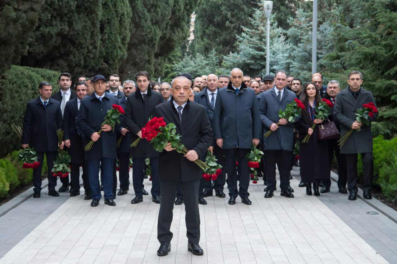ADSEA kollektivi Fəxri xiyabanda Heydər Əliyevin xatirəsini andı (FOTO)