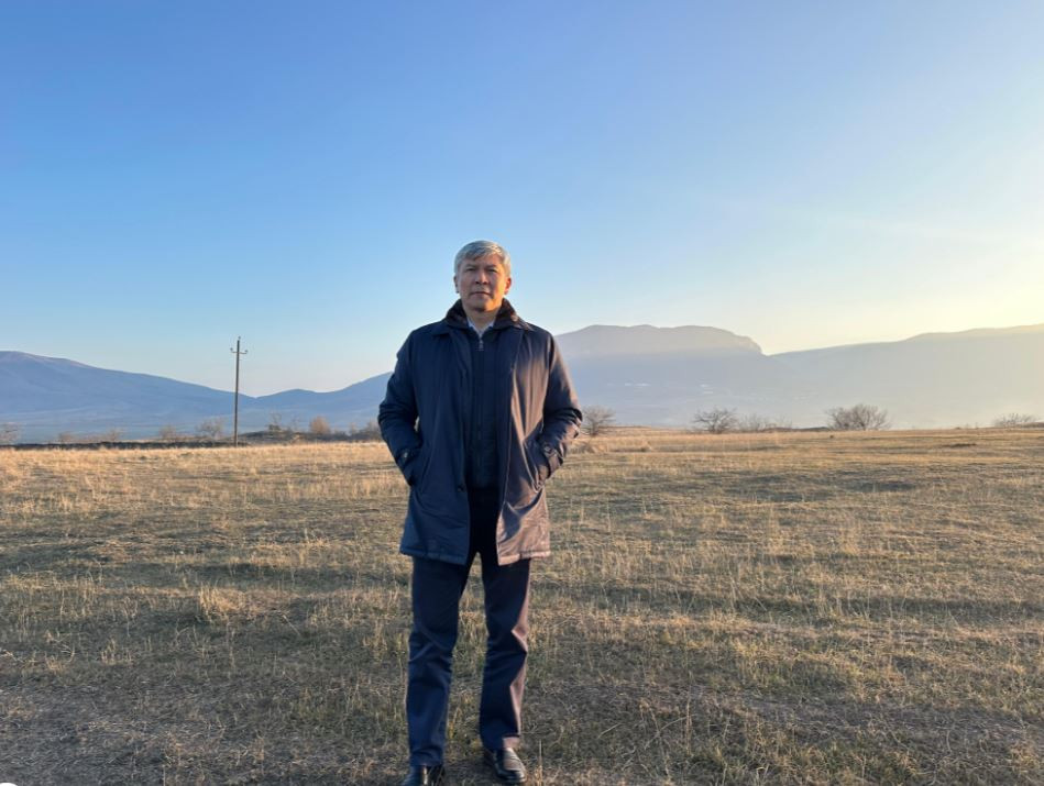 Qırğızıstanlı   səfirin   Ağdamda səmimi görüntüləri: Bulaqdan su içdi,şəhidlərin ruhuna dualar  oxudu   (FOTOLAR)