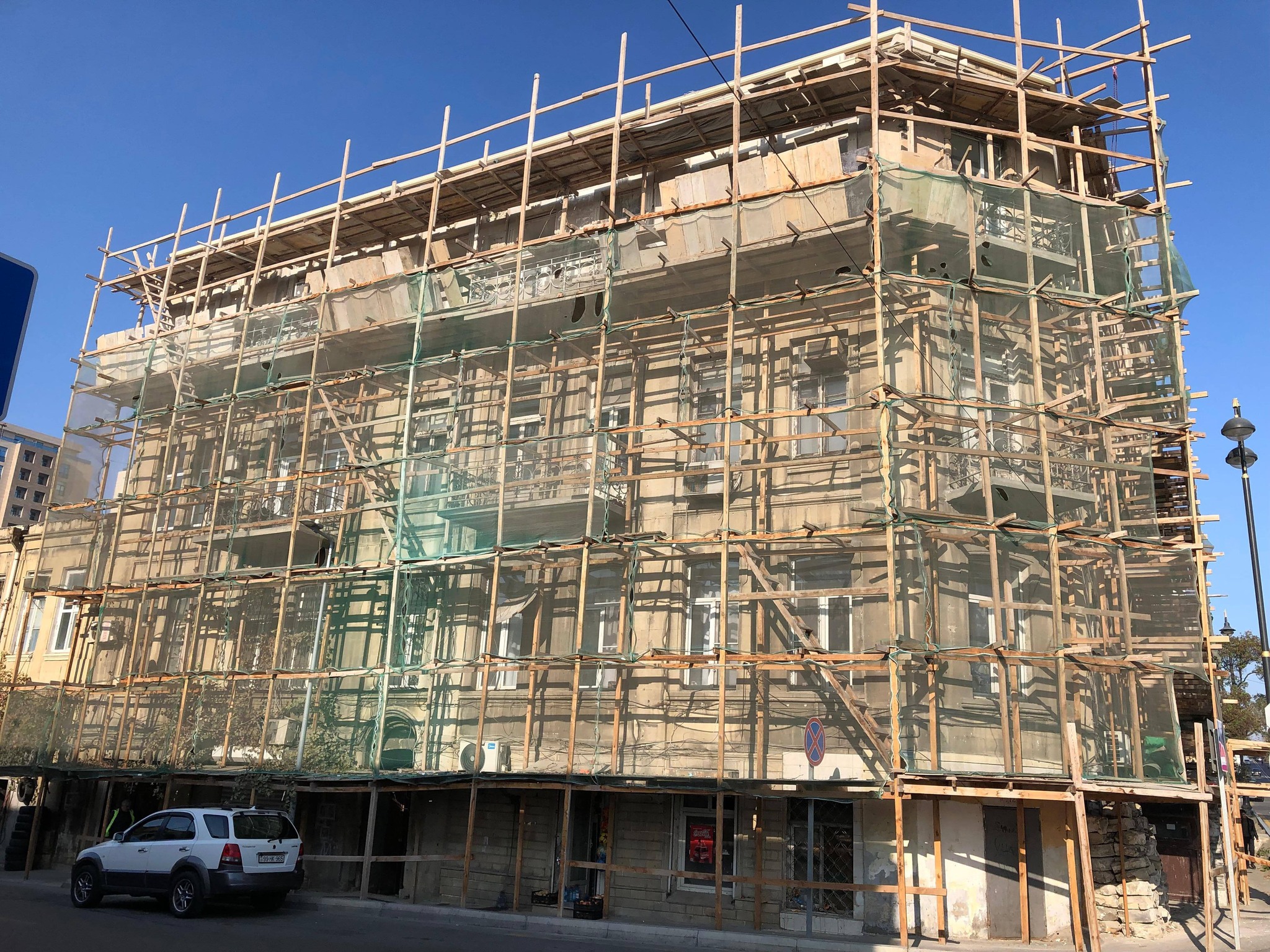 Bakıda təmir zamanı tarixi abidəyə zərər vuruldu, yağış suyu evlərə doldu (FOTO)