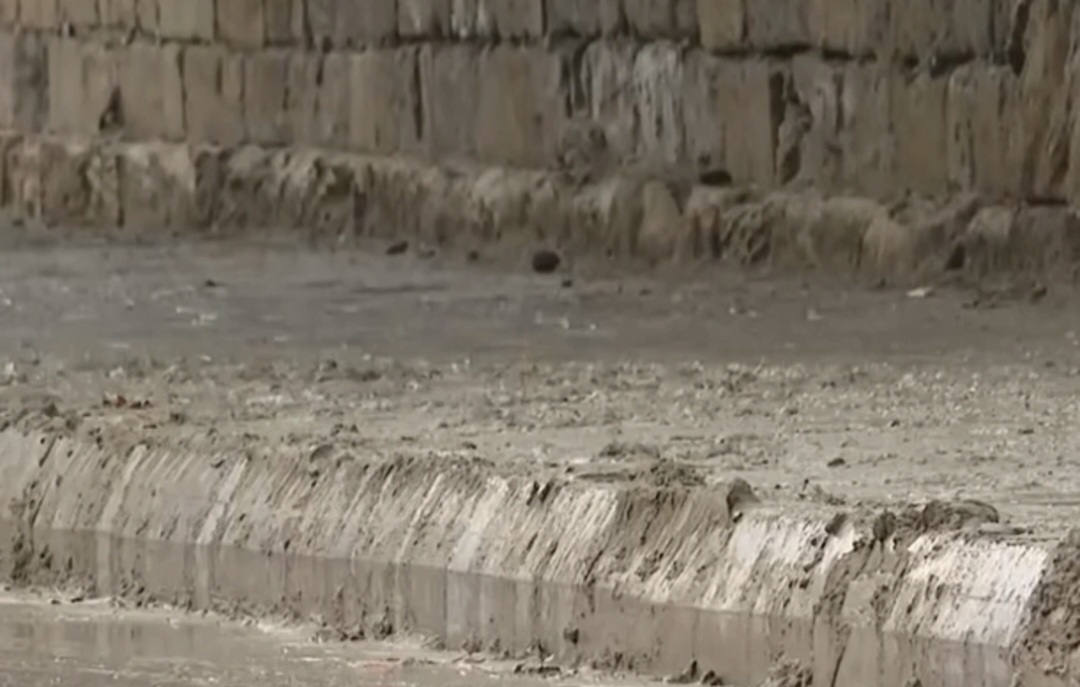 Bakının mərkəzində təhlükə: Torpaq sürüşməsi (VİDEO) riski