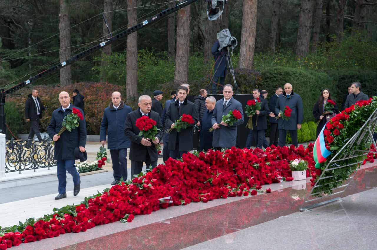 ADSEA kollektivi Fəxri xiyabanda Heydər Əliyevin xatirəsini andı (FOTO)