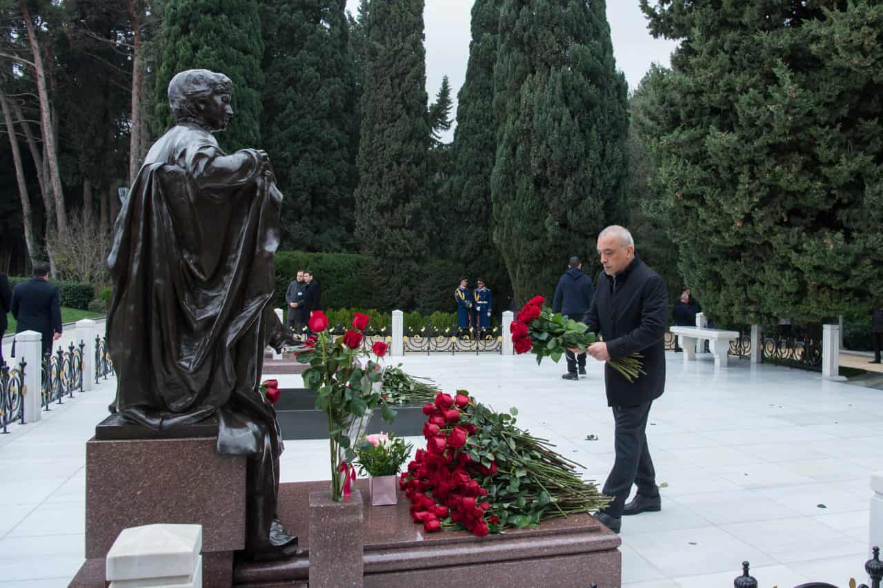 ADSEA kollektivi Fəxri xiyabanda Heydər Əliyevin xatirəsini andı (FOTO)