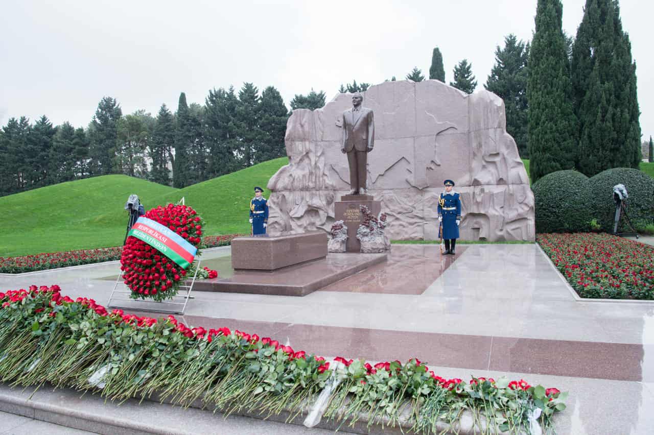 ADSEA kollektivi Fəxri xiyabanda Heydər Əliyevin xatirəsini andı (FOTO)