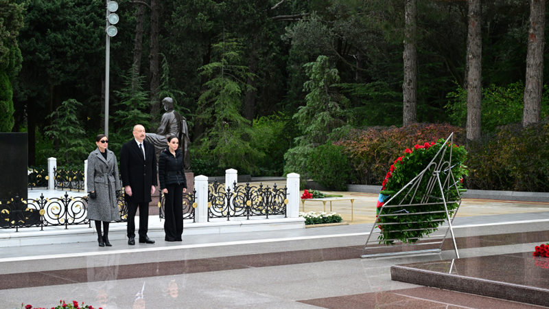 Prezident və birinci xanım Heydər Əliyevin məzarını ziyarət etdi (YENİLƏNİB)