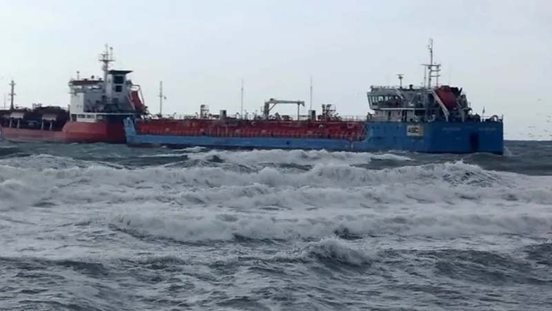 Bosfor boğazında Azərbaycan bayrağı ilə üzən gəmi qəzaya düşdü (VİDEO)