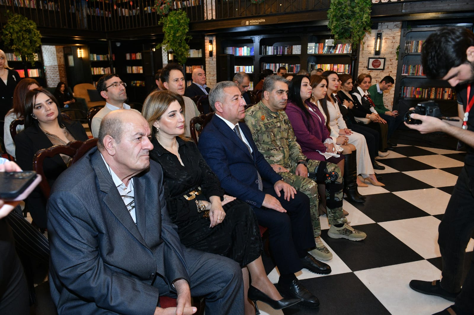 Gülər Coşqunsoyun Prezidentə həsr olunmuş kitablarının təqdimatı keçirildi (FOTO)