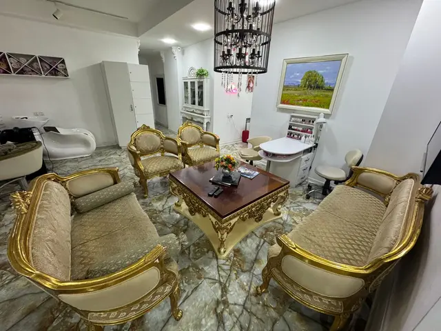 Gülarə Zeynalovanın klinikasının əşyaları müsadirə olunub (FOTO)