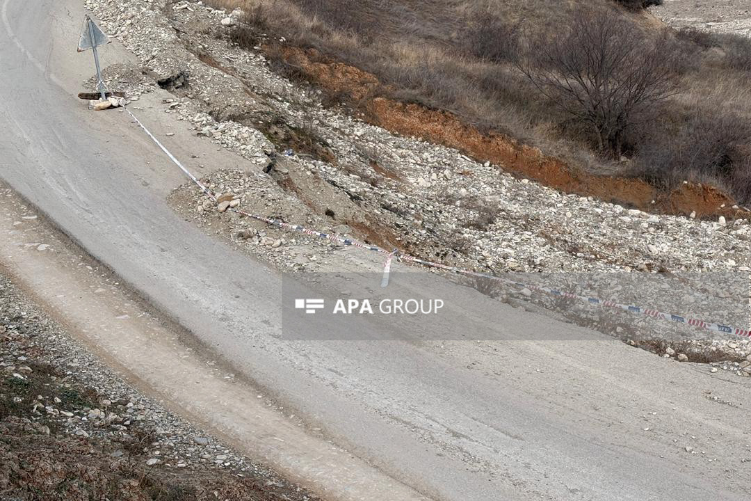 Şamaxı-Qonaqkənd avtomobil yolunda torpaq sürüşməsi oldu (FOTO) Şamaxı-Qonaqkənd avtomobil yolunda torpaq sürüşməsi oldu (FOTO)