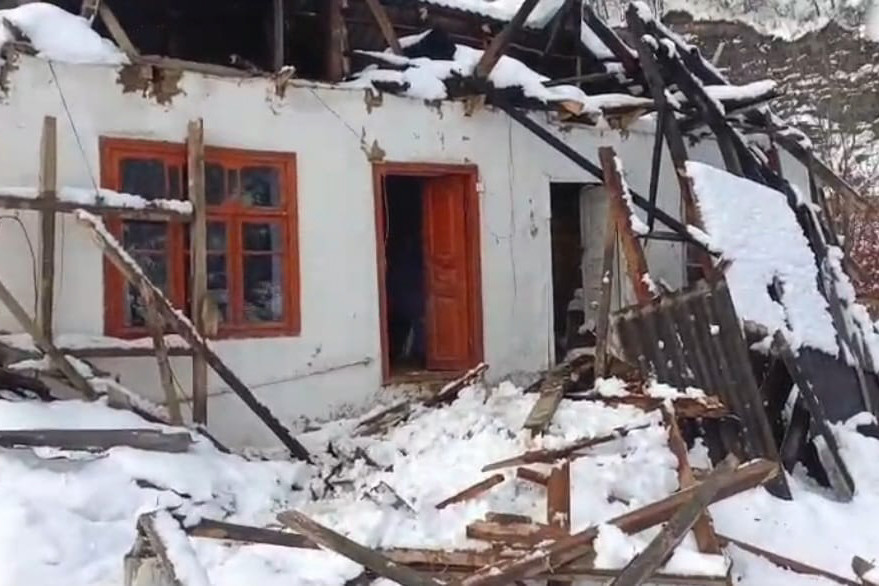 Güclü qar Lerikdə bir ailəni evsiz qoydu (FOTO)