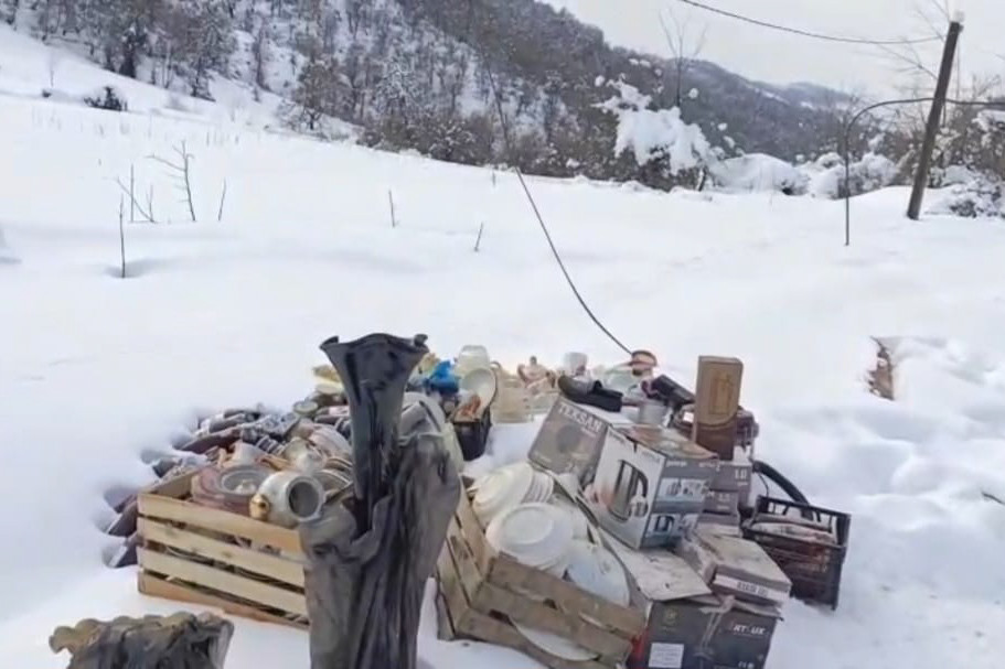 Güclü qar Lerikdə bir ailəni evsiz qoydu (FOTO)