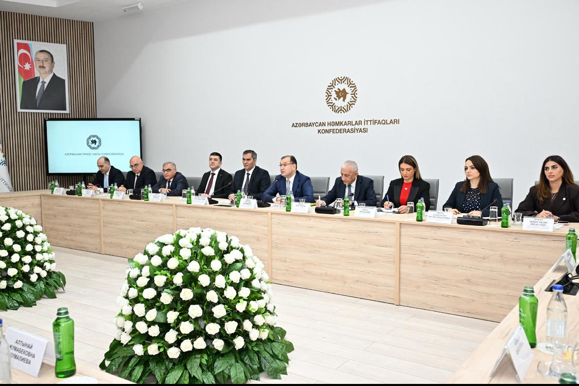 Qırğızıstan həmkarlar ittifaqlarının nümayəndələri Azərbaycan təcrübəsini öyrənib (FOTO)