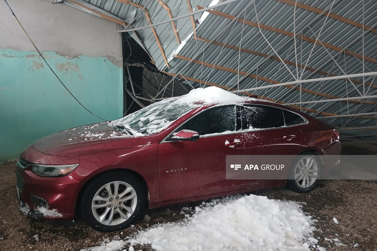 Azərbaycana güclü qar yağdı, evin talvarı çökdü (FOTO)