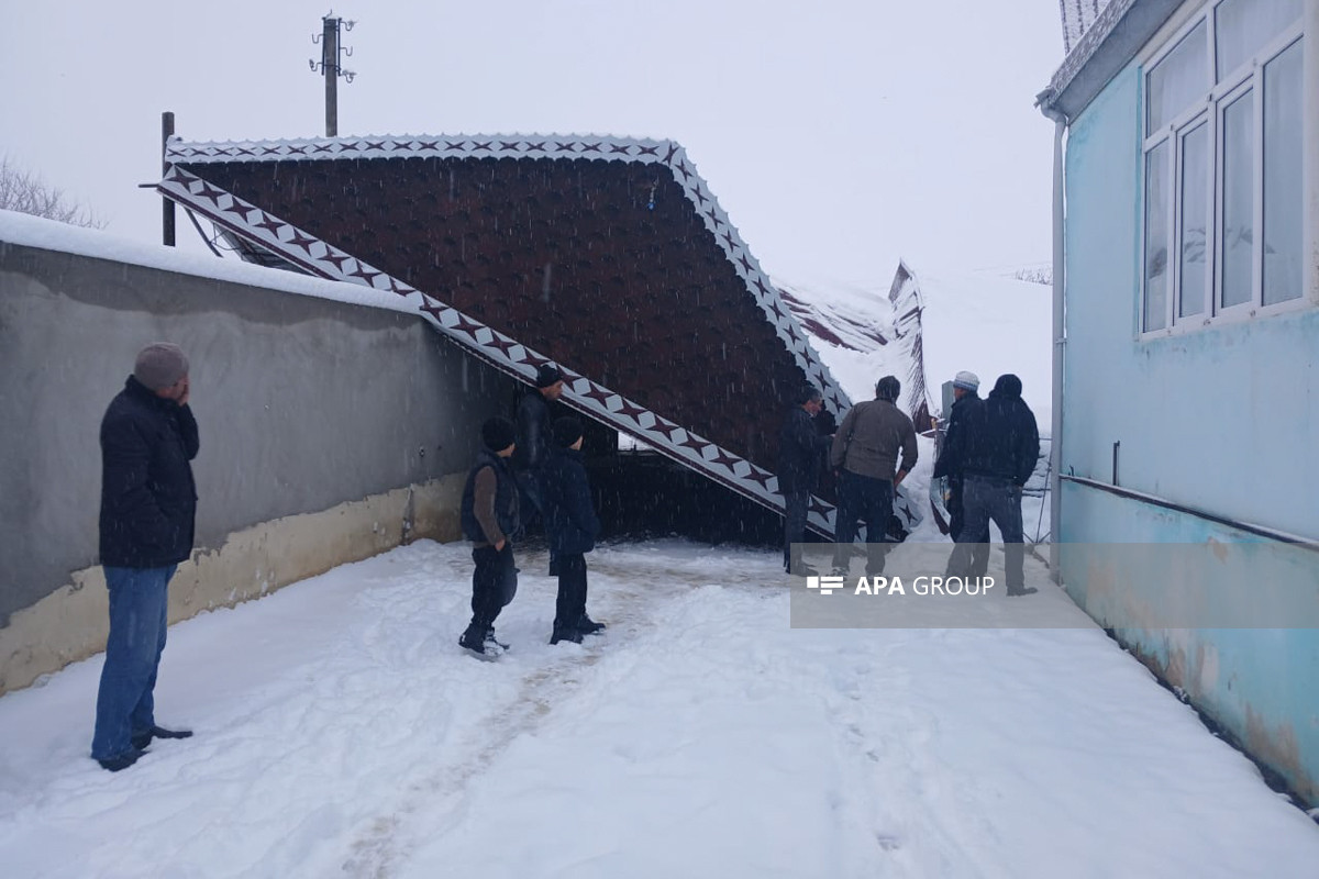 Azərbaycana güclü qar yağdı, evin talvarı çökdü (FOTO)