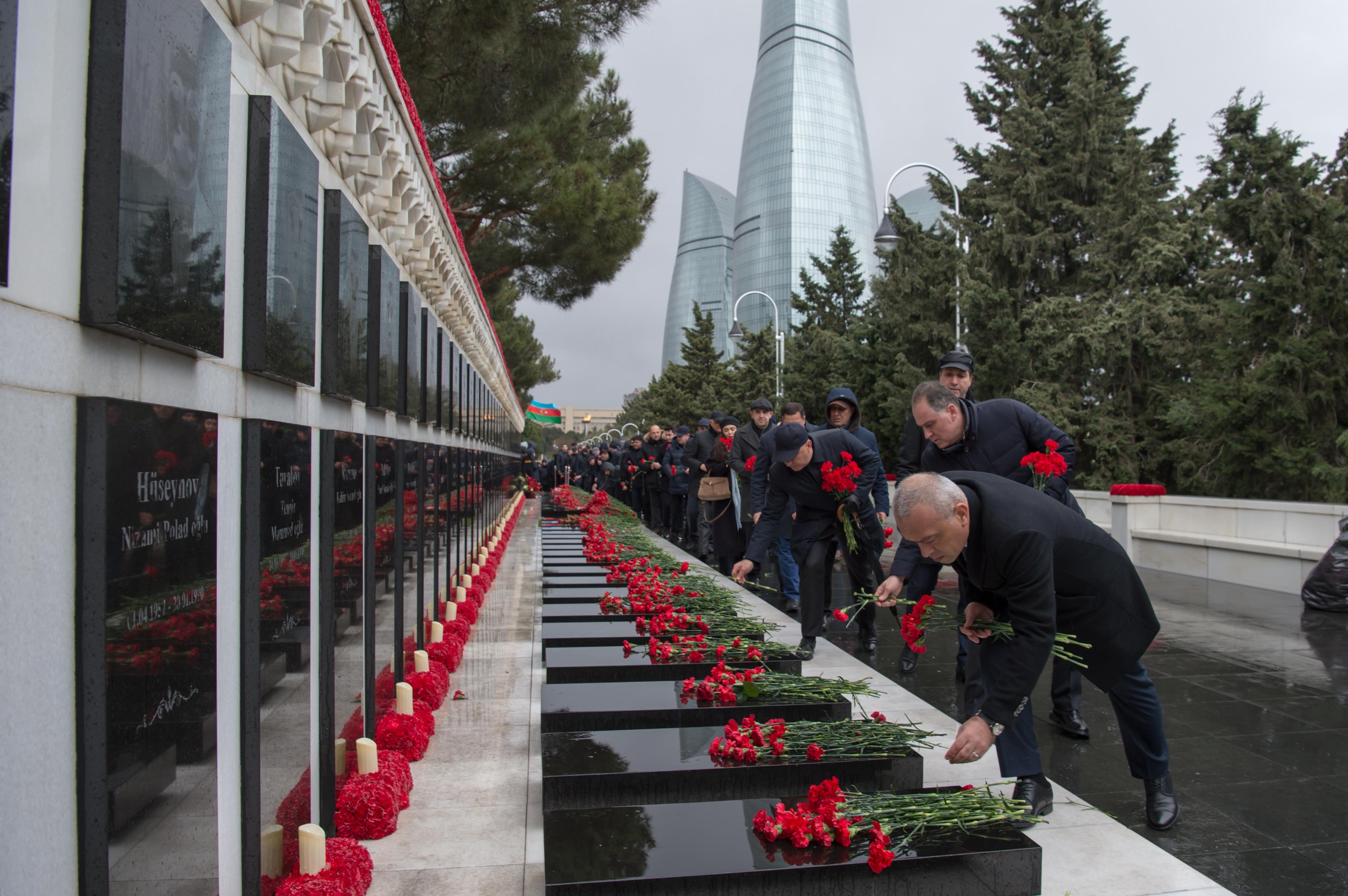 ADSEA kollektivi Şəhidlər xiyabanını ziyarət etdi (FOTO)