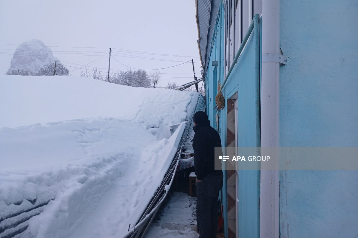 Azərbaycana güclü qar yağdı, evin talvarı çökdü (FOTO)