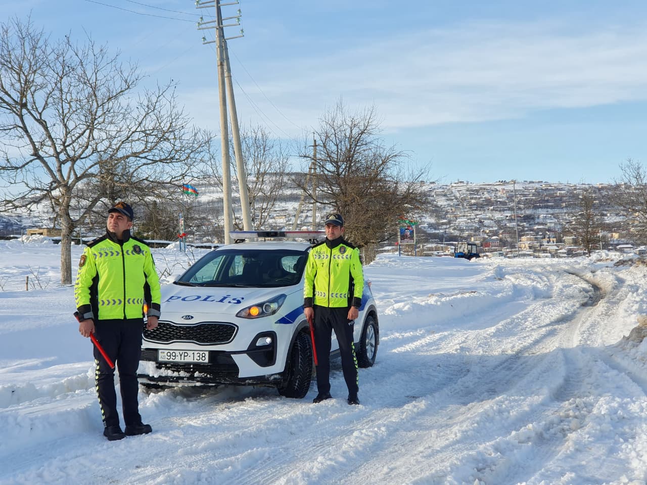 Lerikdə polis hava şəraiti ilə əlaqədar faziləsiz rejimdə fəaliyyətini davam etdirir (FOTO)