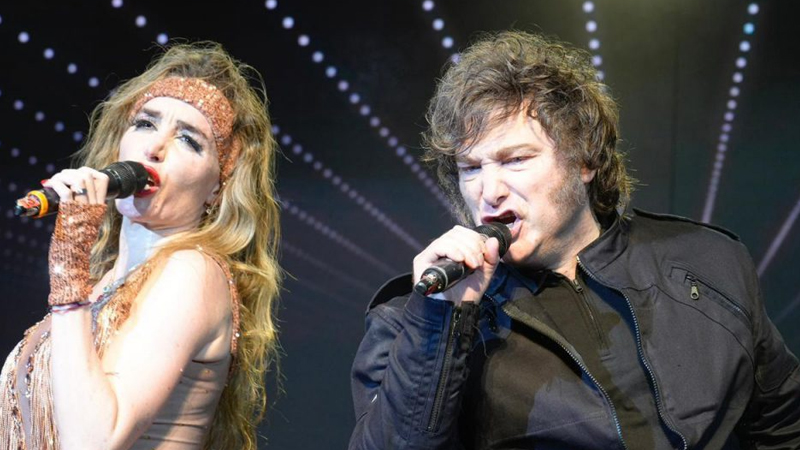 Bu ölkənin prezidenti keçmiş sevgilisi ilə səhnəyə çıxdı, rok oxudu (VİDEO)