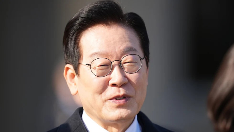 Cənubi Koreya prezidenti saç tökülməsini siyasi məsələyə çevirdi