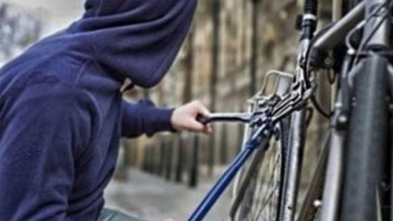 Kuryerin velosipedini oğurladı, 