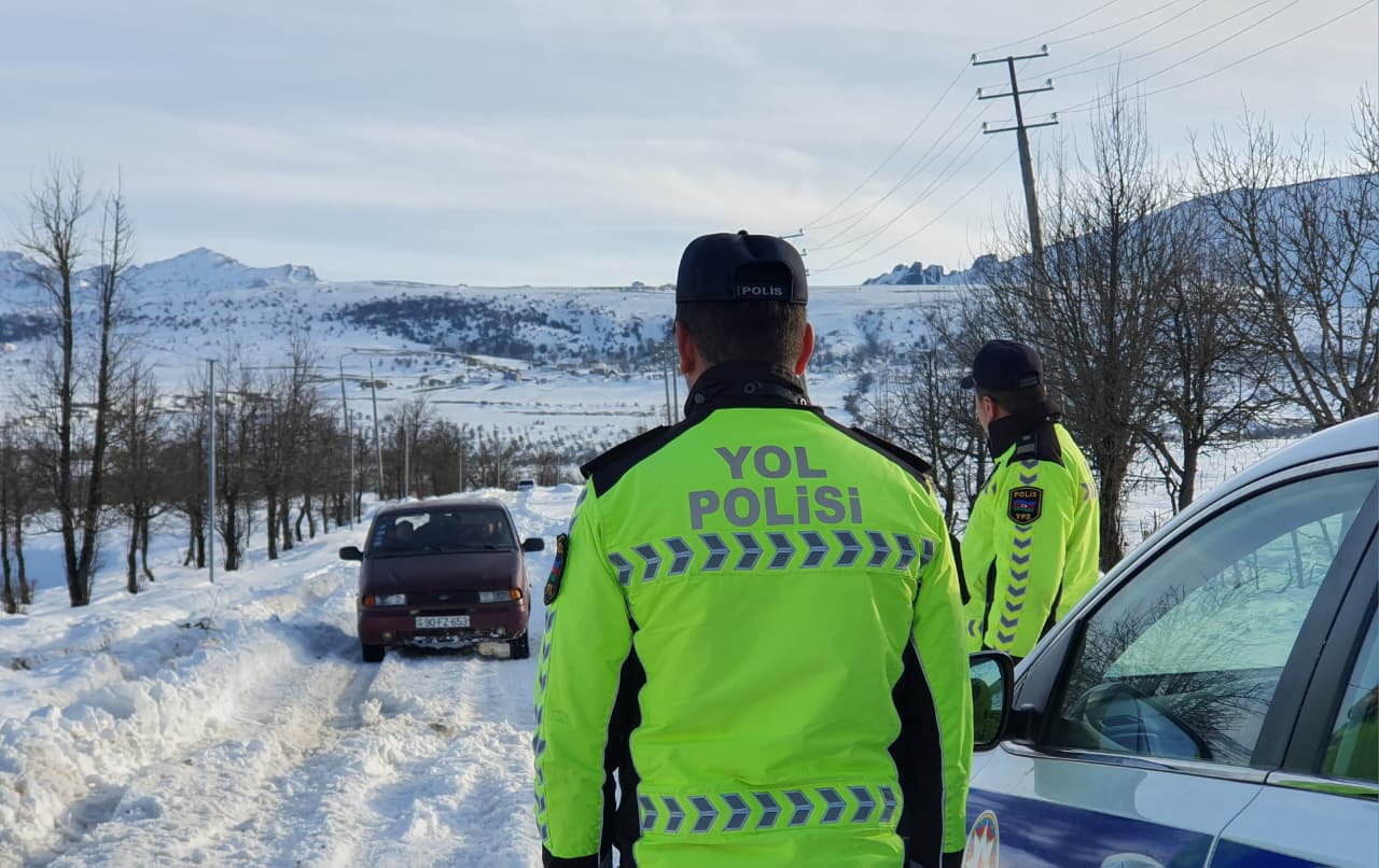 Lerikdə polis hava şəraiti ilə əlaqədar faziləsiz rejimdə fəaliyyətini davam etdirir (FOTO)