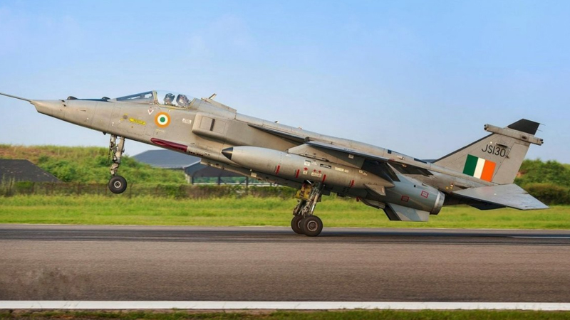 Hindistan dünyada heç kimin istəmədiyi 60 yaşlı təyyarələri alır: Məqsəd nədir?