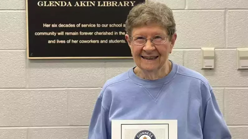 61 ildir eyni məktəbdə çalışır: Şagirdi müəllim oldu, ondan əvvəl təqaüdə çıxdı