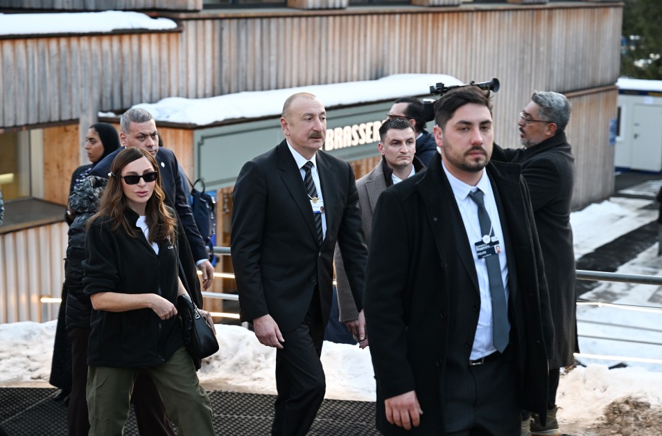 Prezident və ailə üzvləri panel iclasında (FOTOLAR)